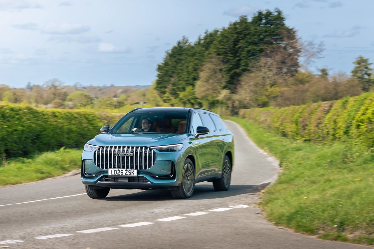 JAECOO 8 in teal cornering on a country lane
