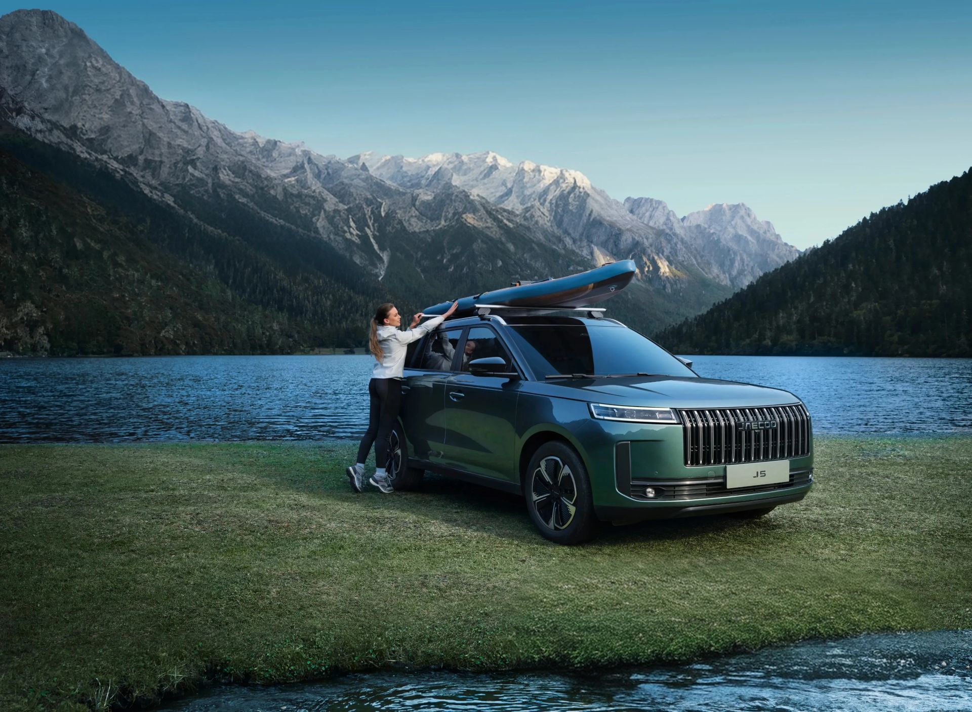 JAECOO J5 parked beside a mountain lake