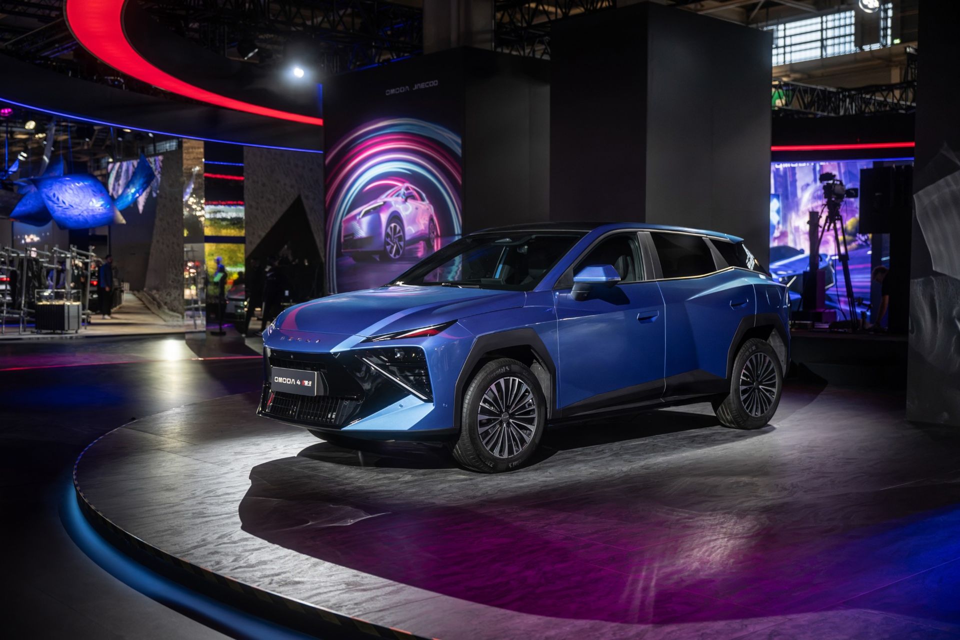Side view of the blue OMODA 4 SHS-H on the OMODA&JAECOO stand at the 2026 Paris Motor Show
