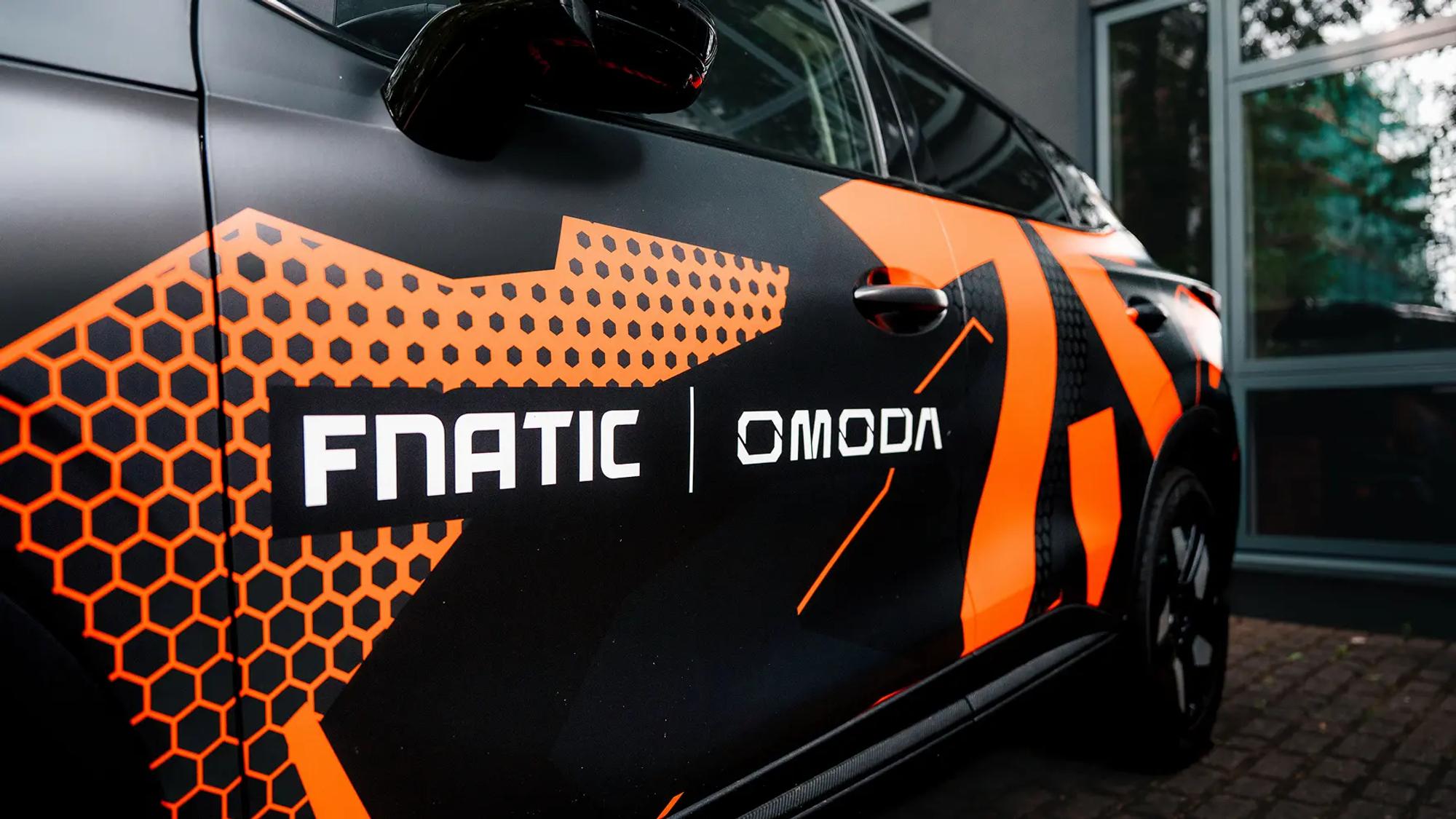 Omoda 5 side profile with fnatic | Omoda written on the side of the car