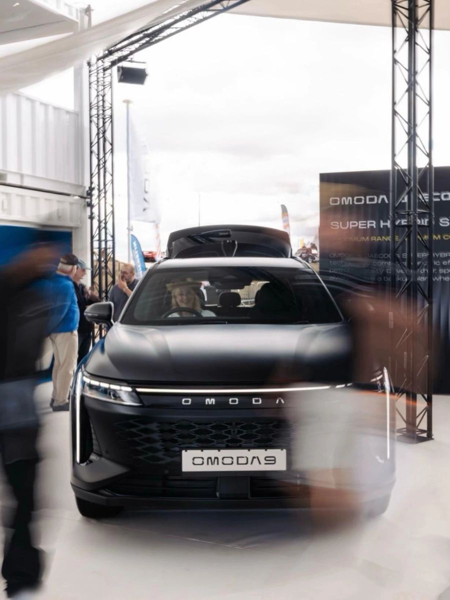 Carfest 2026: OMODAs turned heads. Custom caps airbrushed by @blow_london made sure you did too 🧢🔥