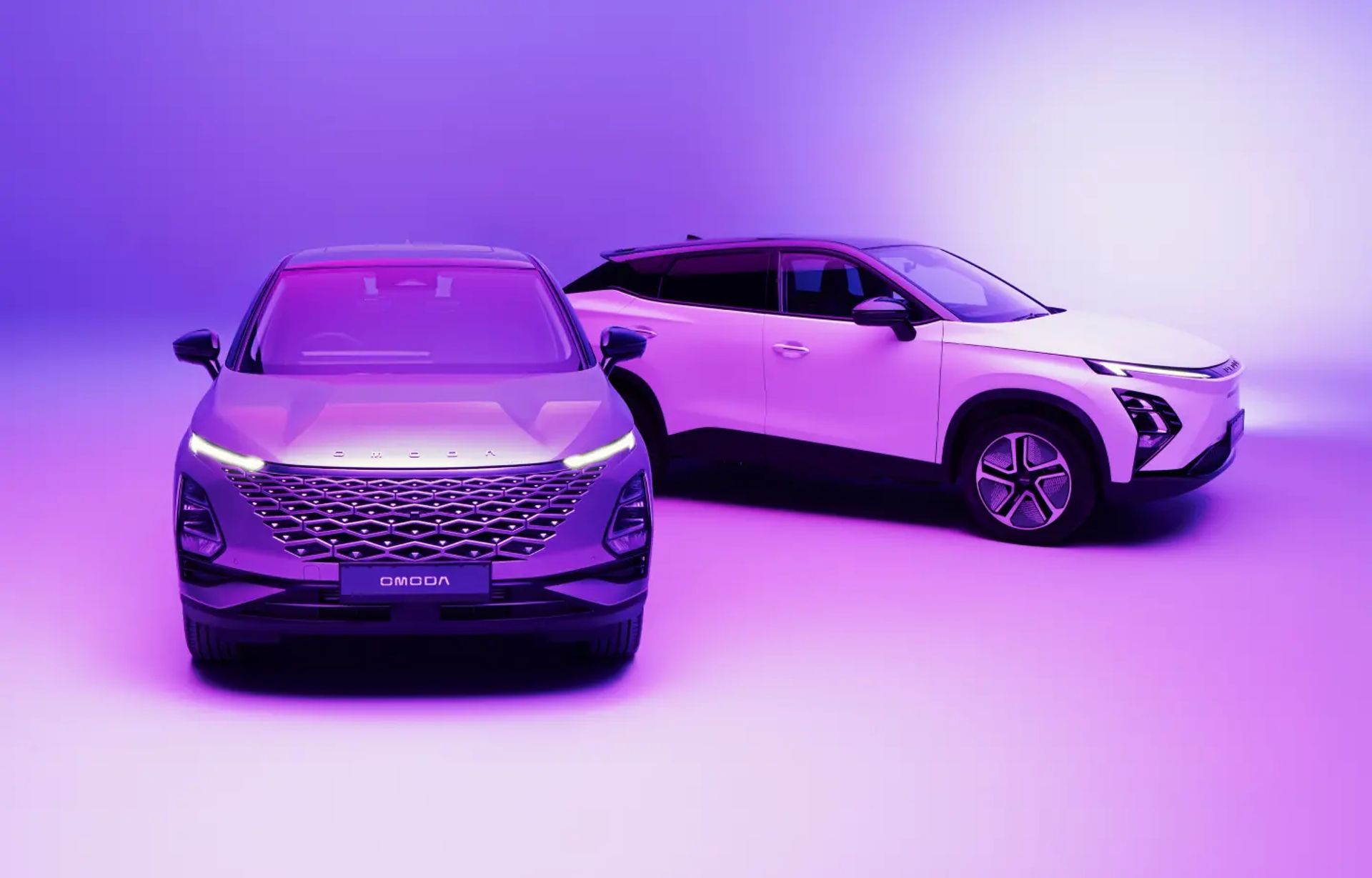 Two OMODA SUVs in silver and white displayed against a purple gradient backdrop