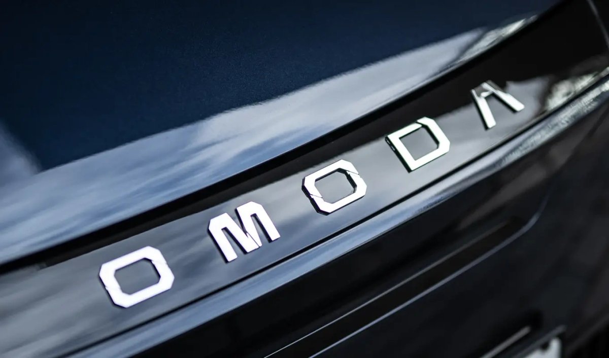 Close up of the OMODA logo on the front grill