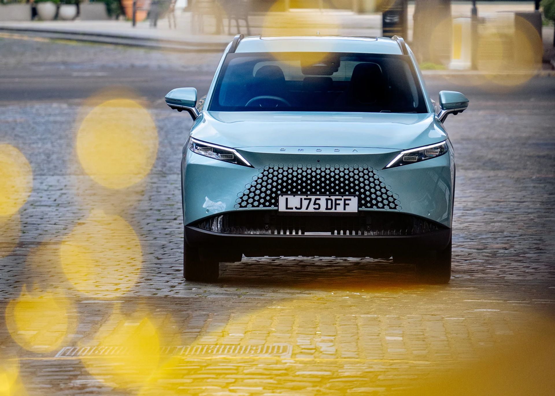 OMODA 7 driving through the streets of London