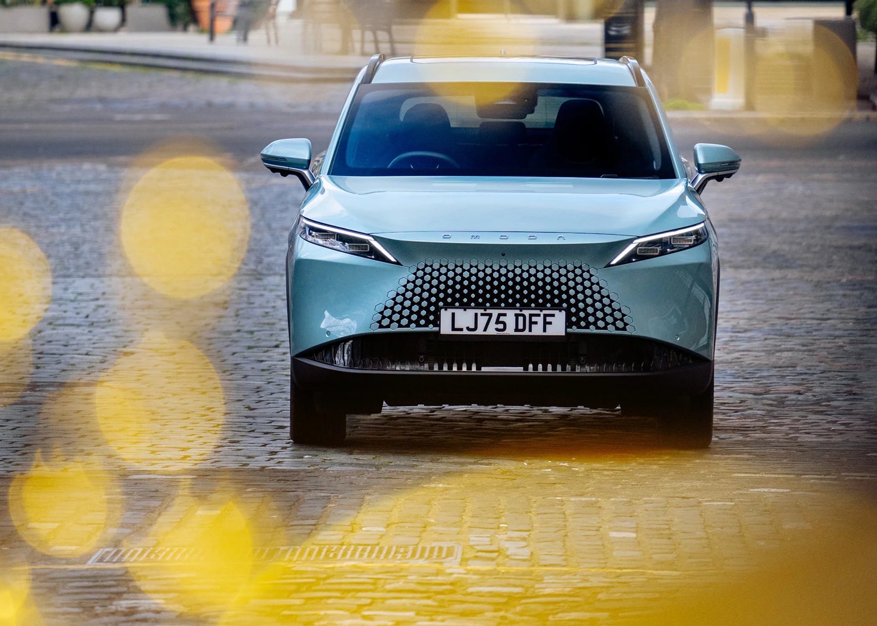 OMODA 7 driving through the streets of London