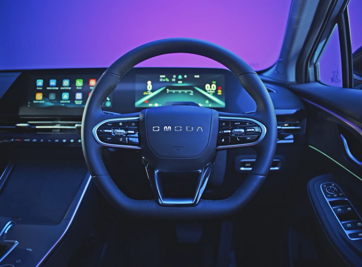 The OMODA 5's digital cockpit and steering wheel
