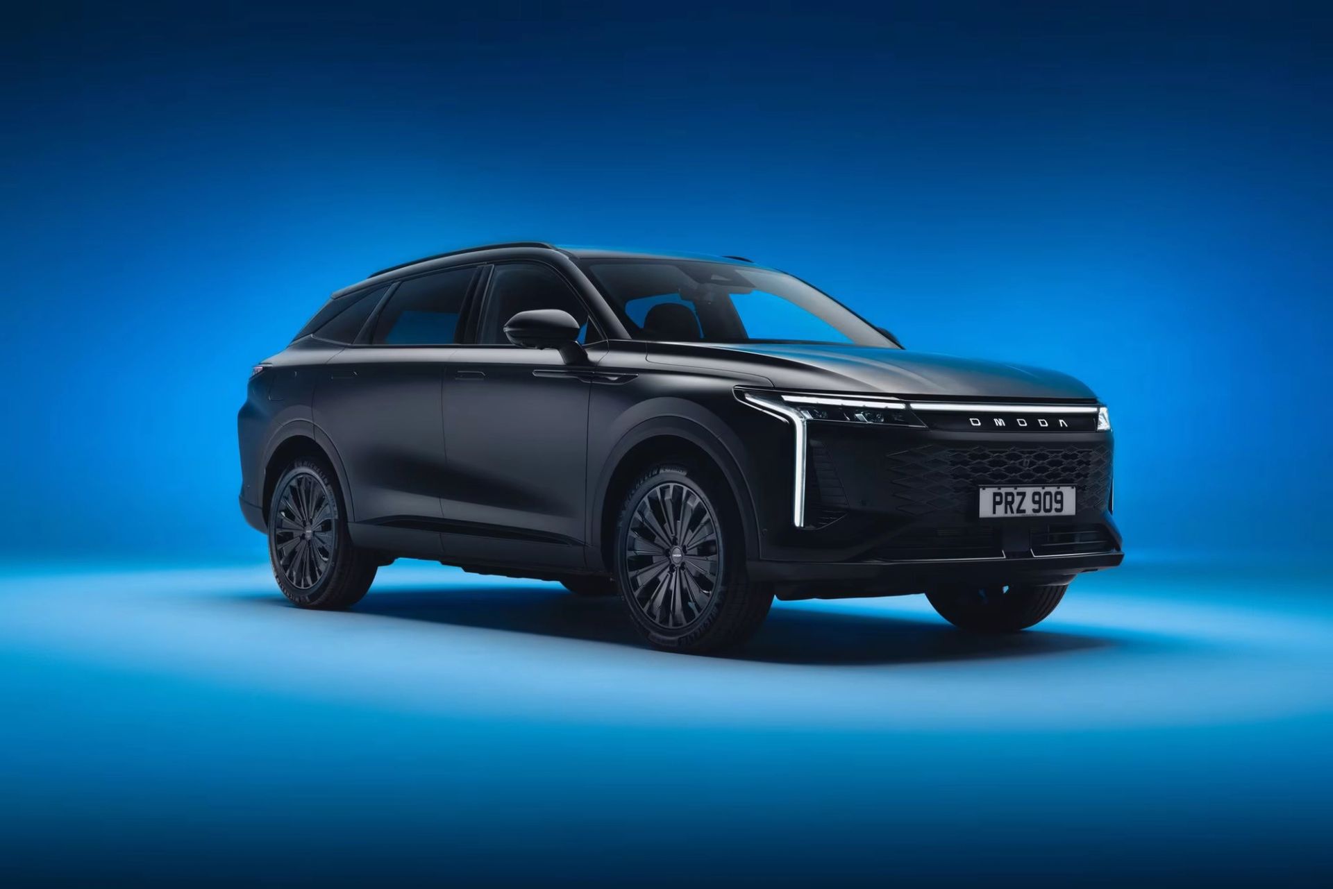OMODA 9 Black Edition driving through the city