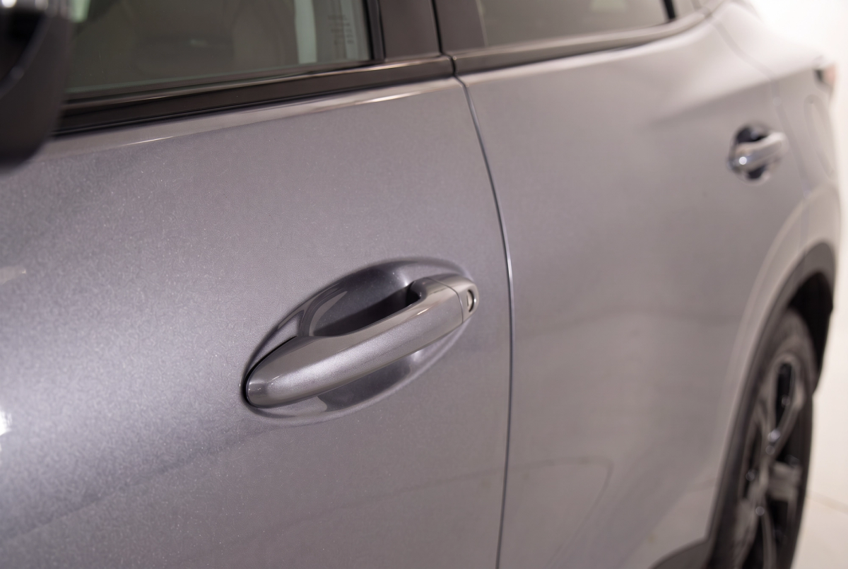 Close-up of the OMODA 5 door handle in silver