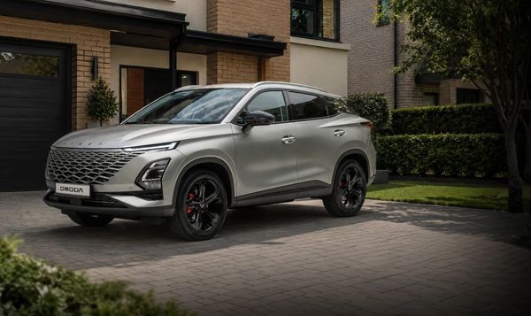 OMODA 5 on driveway