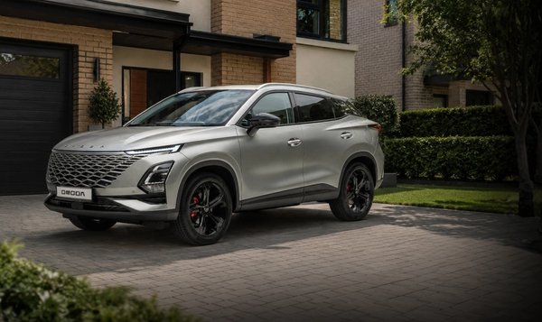 OMODA 5 on driveway