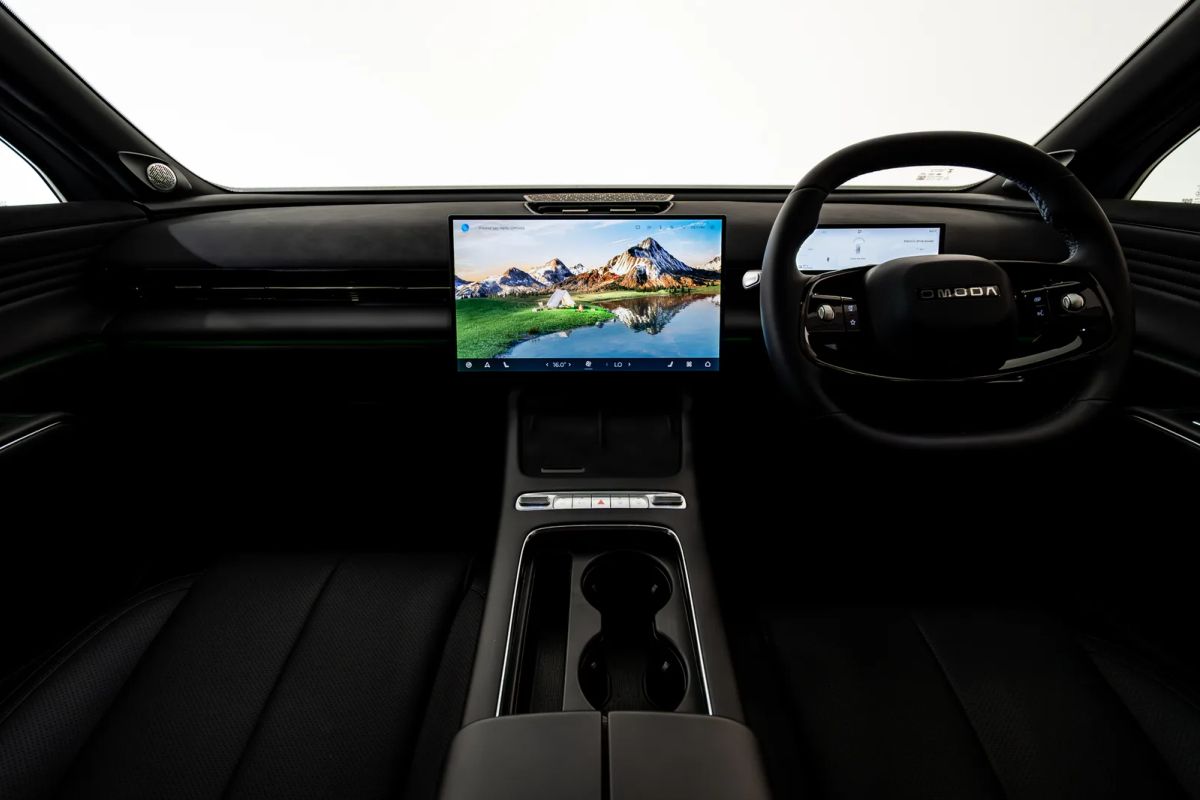 OMODA 7 flowing cockpit design