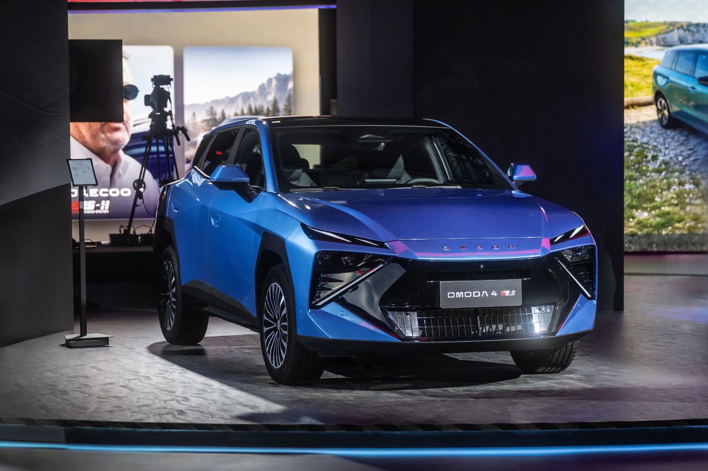 Blue OMODA 4 SHS-H on the OMODA&JAECOO stand at the 2026 Paris Motor Show