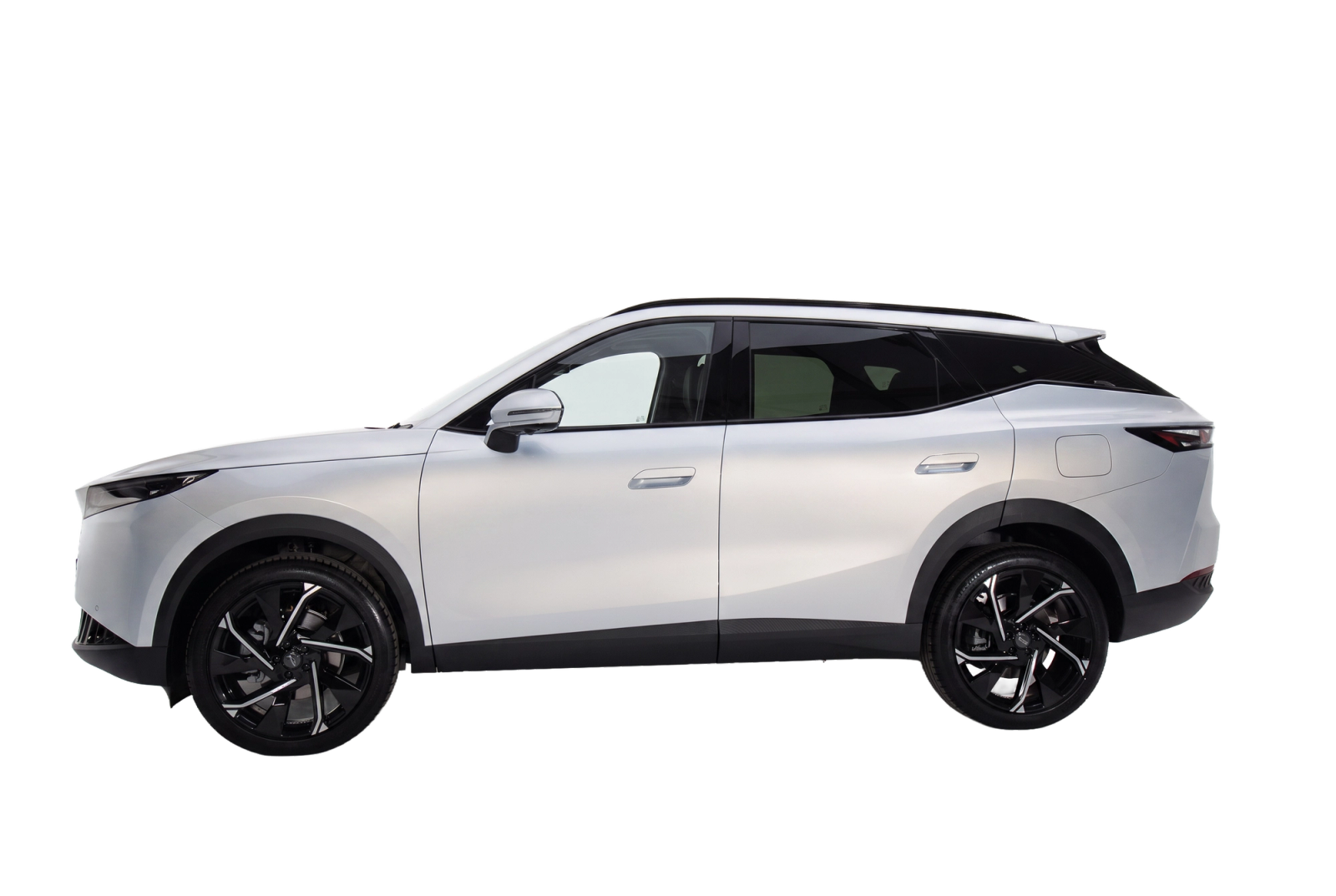 An OMODA 7 SHS plug-in hybrid SUV in Selena White