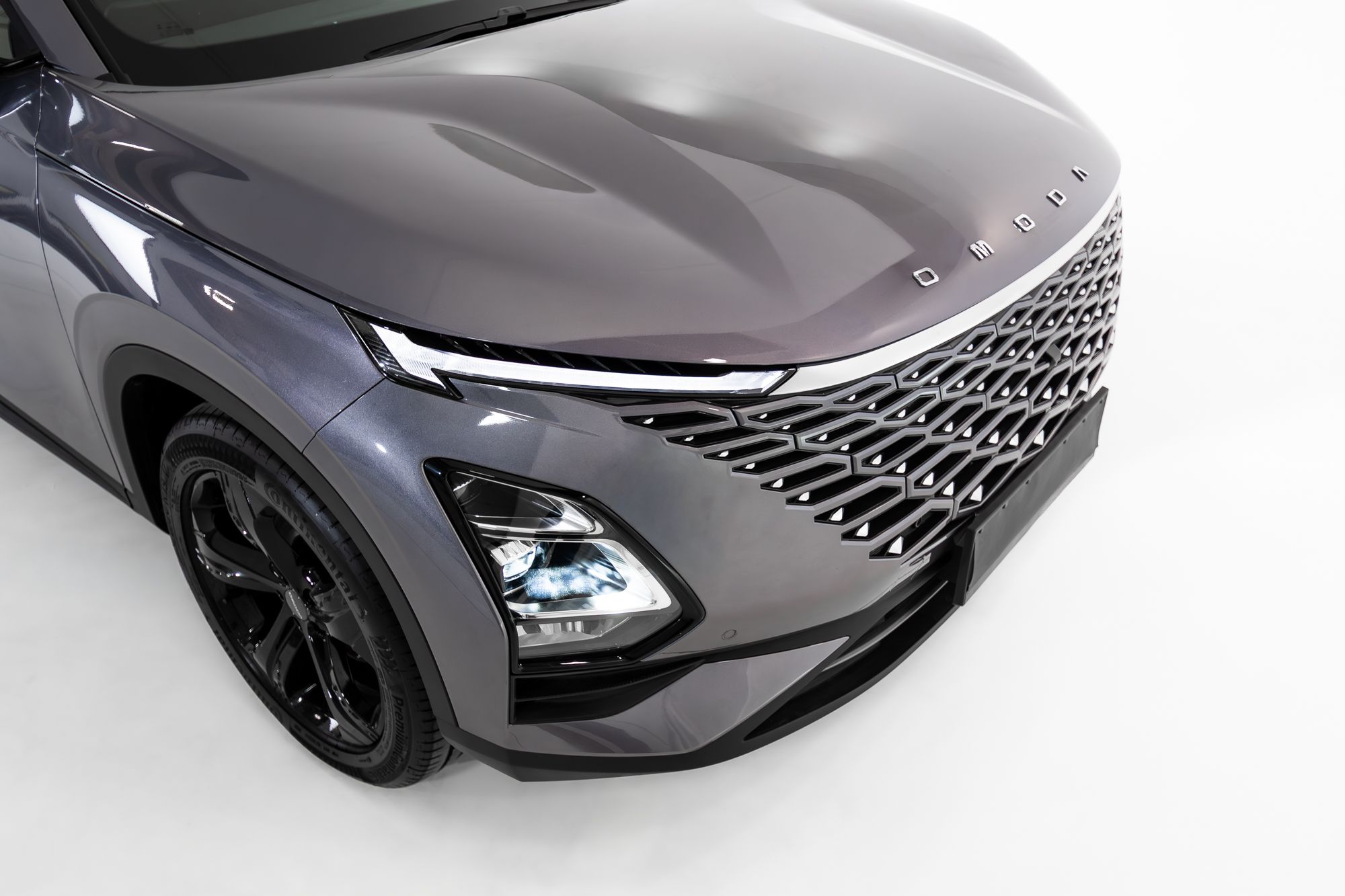OMODA 5 front three-quarter view showing the bold parametric grille