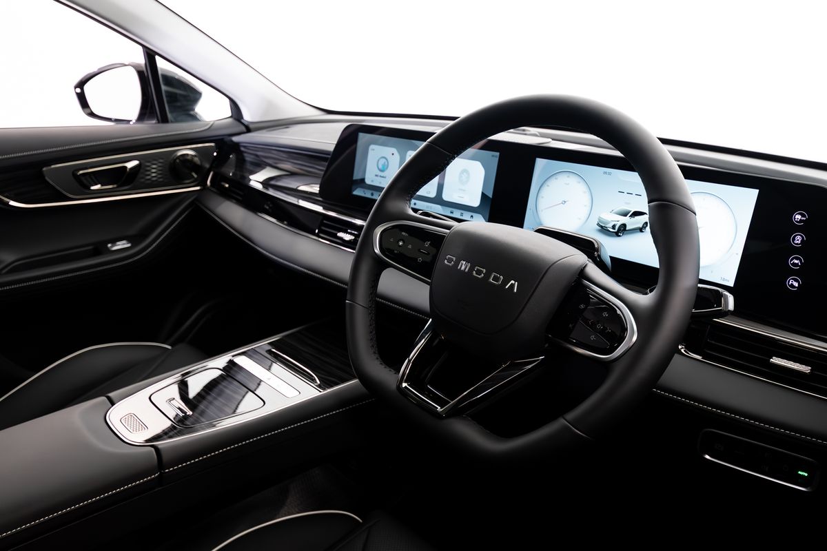 OMODA 5 cockpit with dual displays