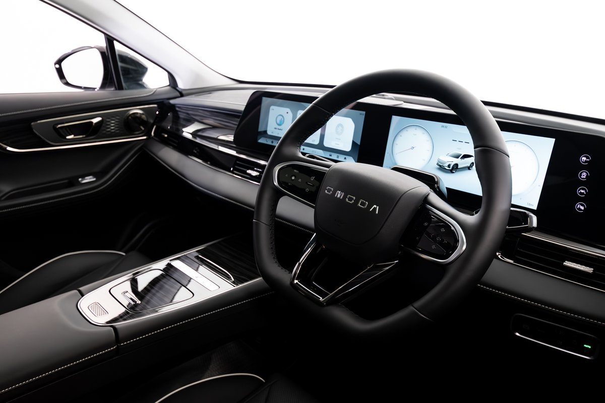 OMODA 5 cockpit with dual displays