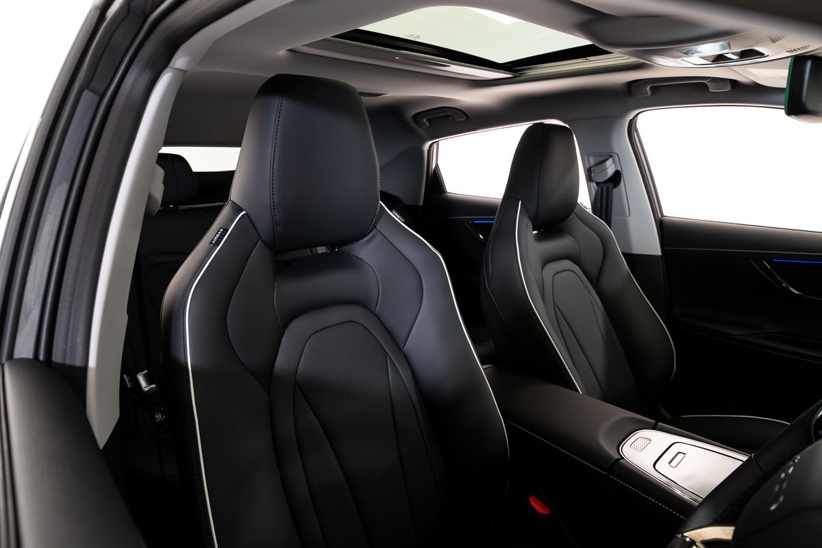 OMODA 5 front seats beneath the panoramic sunroof