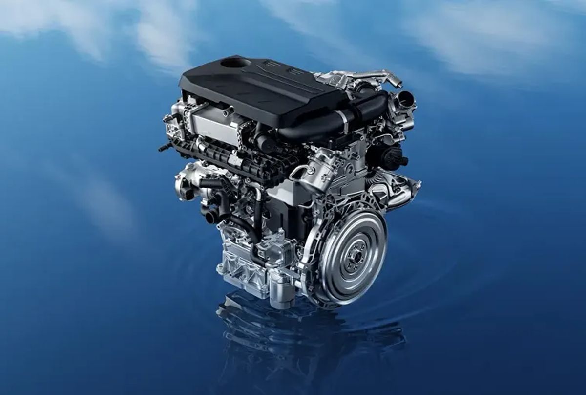 OMODA 7 hybrid engine displayed above a rippling blue water reflection