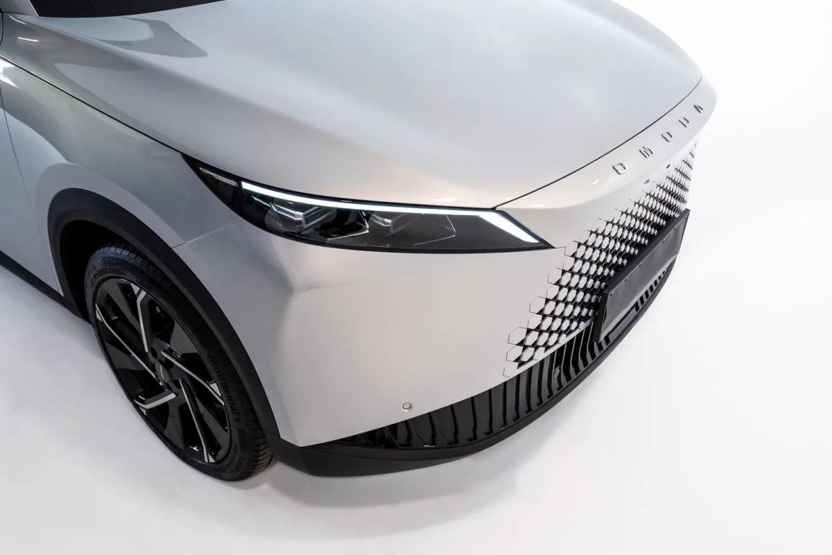 OMODA 7 borderless parametric grille and headlight