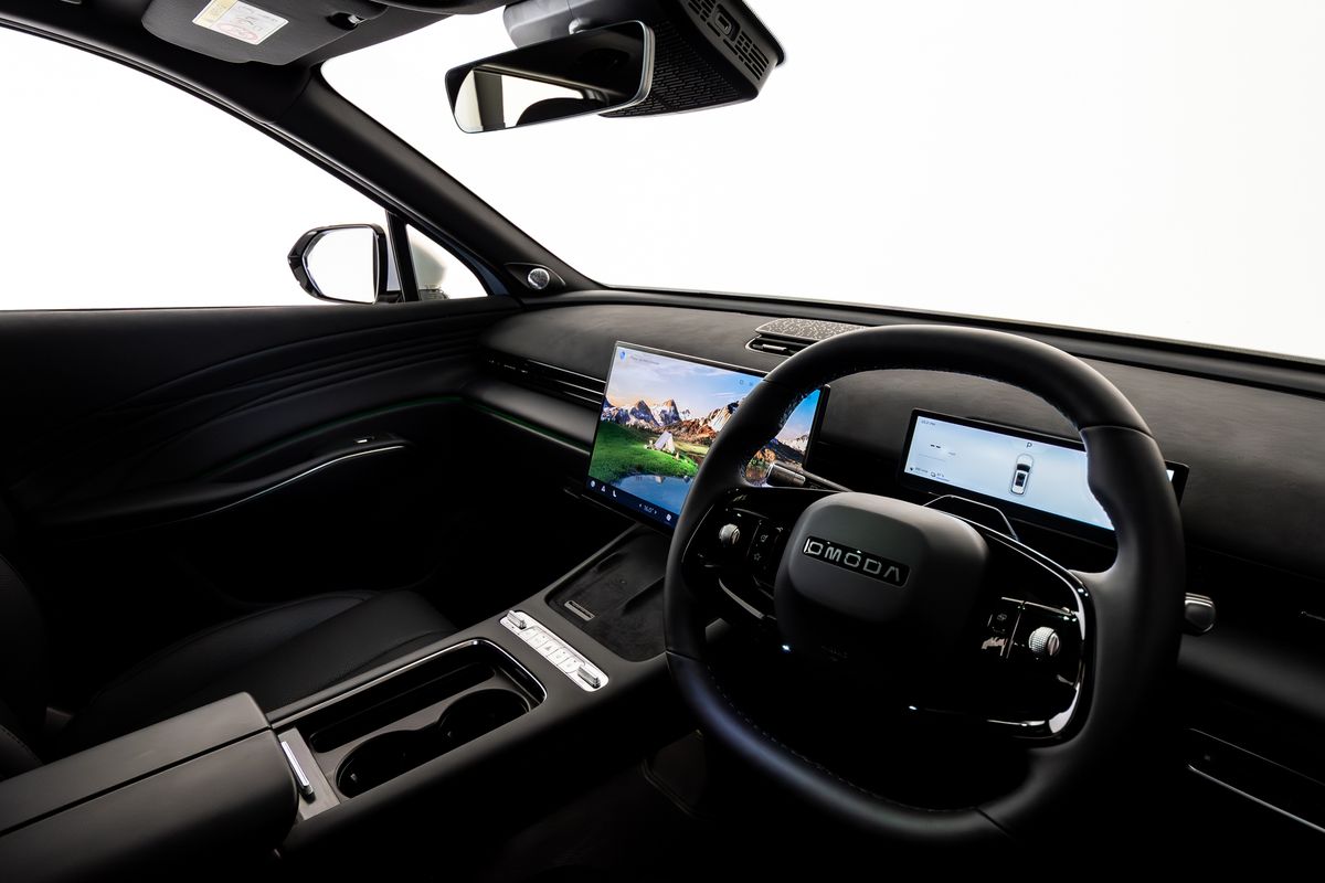 OMODA 7 twin displays and steering wheel