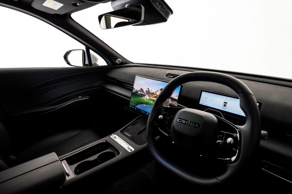OMODA 7 twin displays and steering wheel