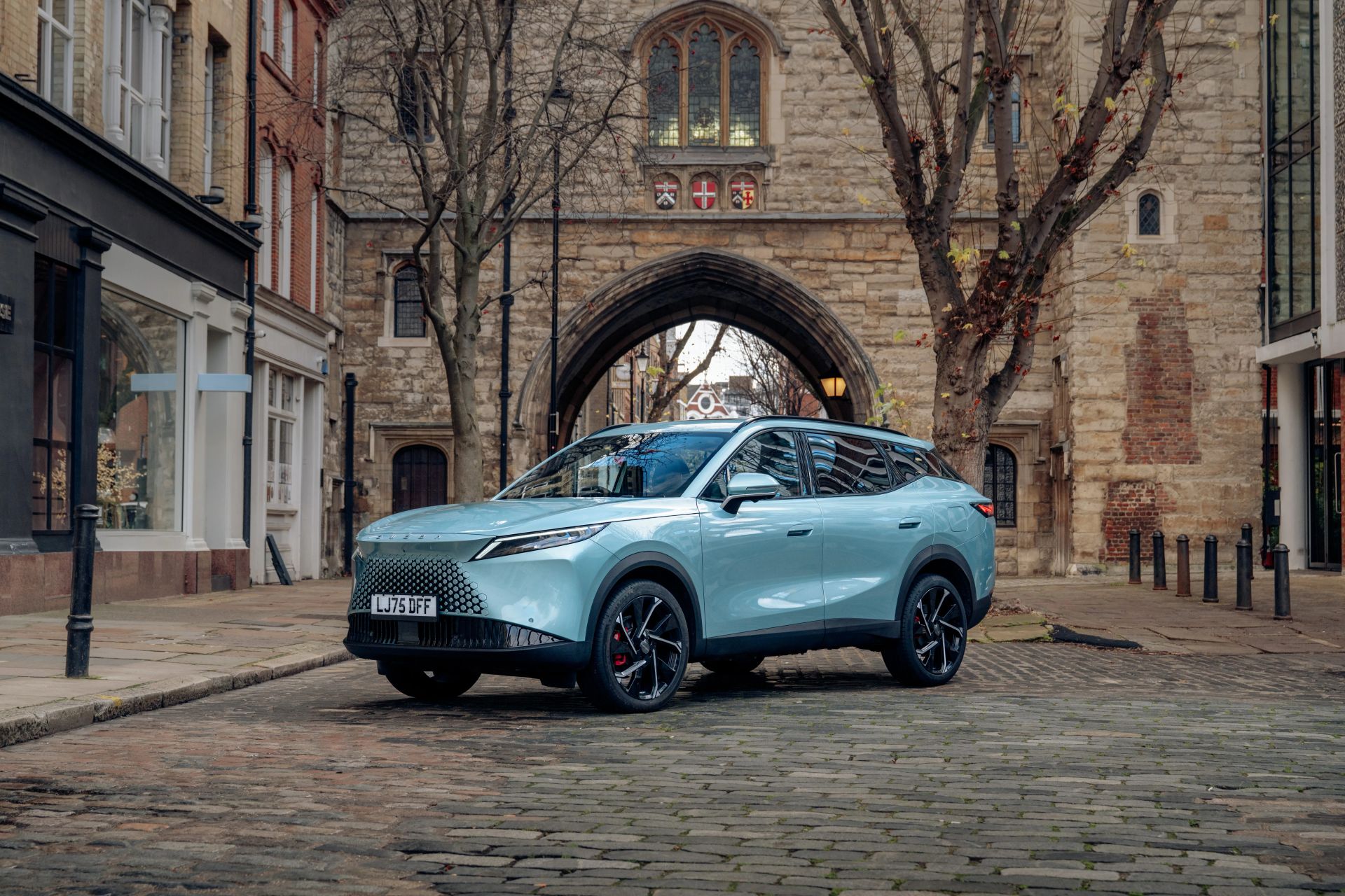 OMODA 7 on a London street