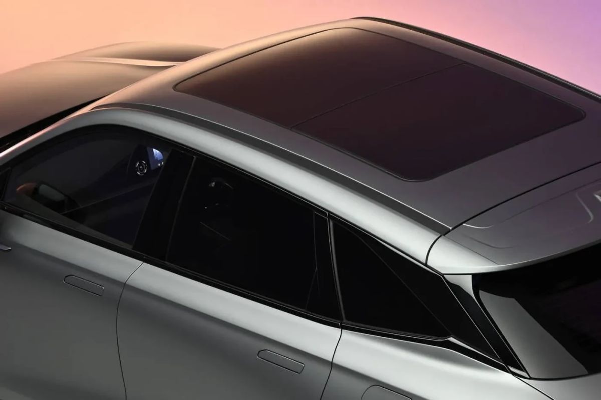 OMODA 9 panoramic sunroof