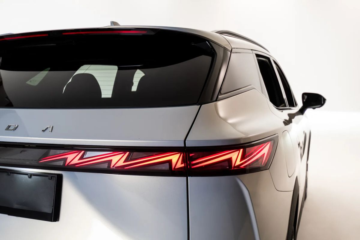 OMODA 7 X-shape rear light signature