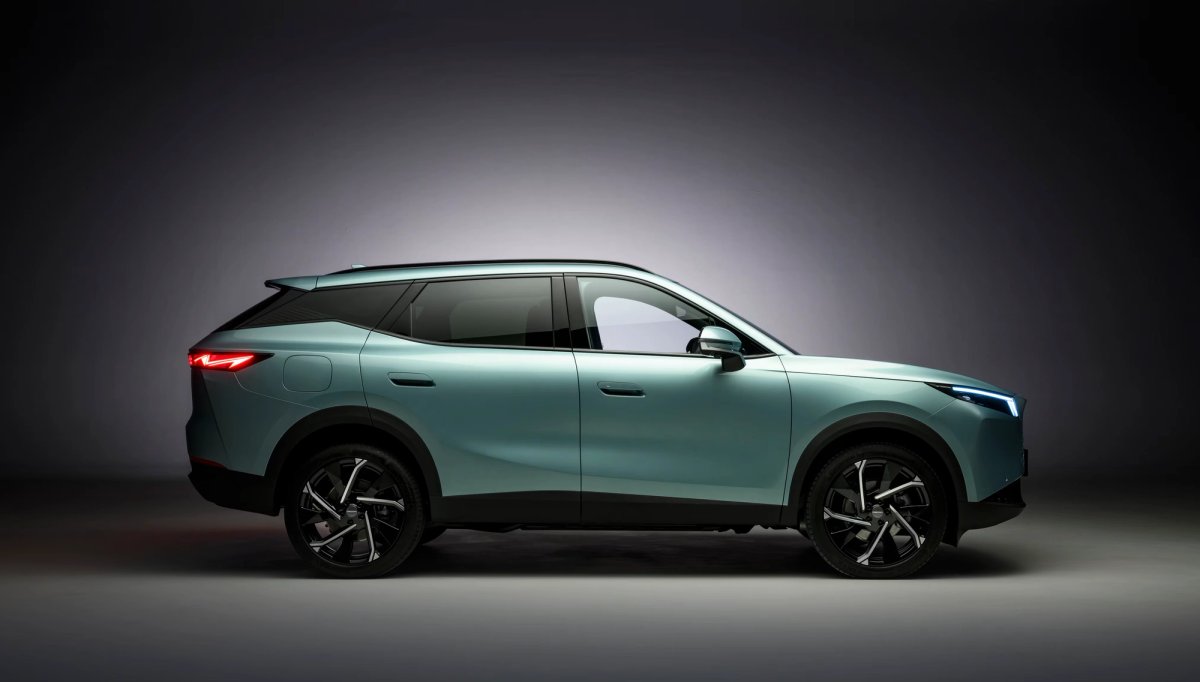 OMODA 7 Petrol with white studio lights