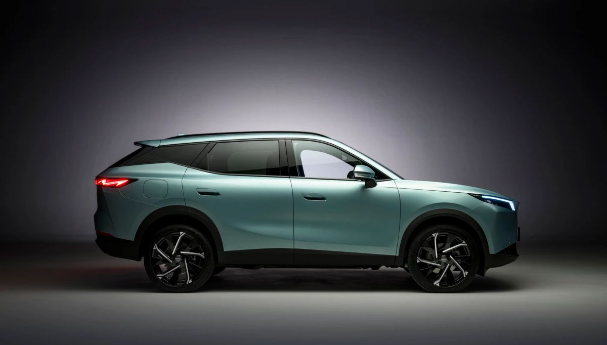 OMODA 7 Petrol with white studio lights