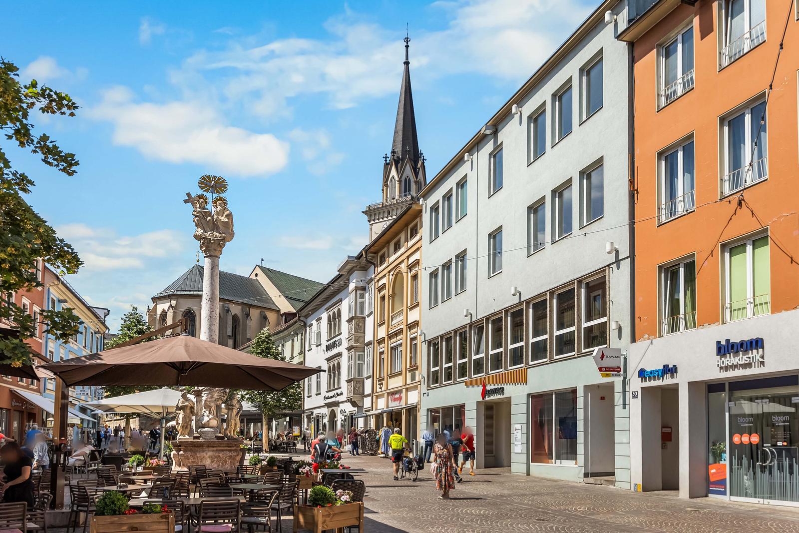 Vista exterior del edificio de apartamentos con servicios easy-flat en Villach, Austria, ubicado en el centro de la ciudad, cerca de restaurantes, tiendas y sitios históricos.