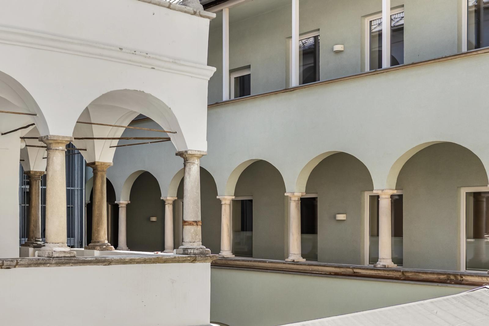 Patio histórico de un edificio de apartamentos con servicios easy-flat en Villach, Austria, que combina arquitectura tradicional con alojamiento moderno.