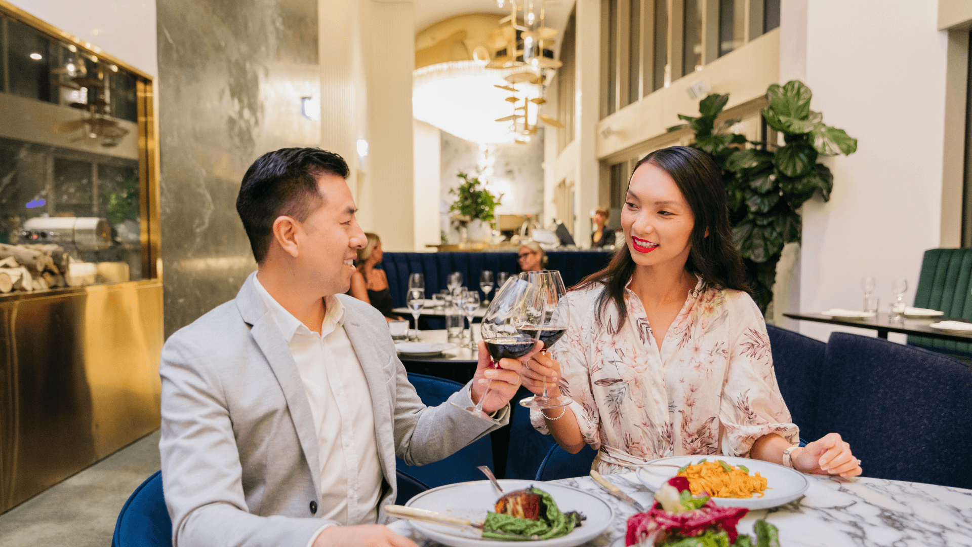 couple-enjoying-drinks-at-nineteen-the-star