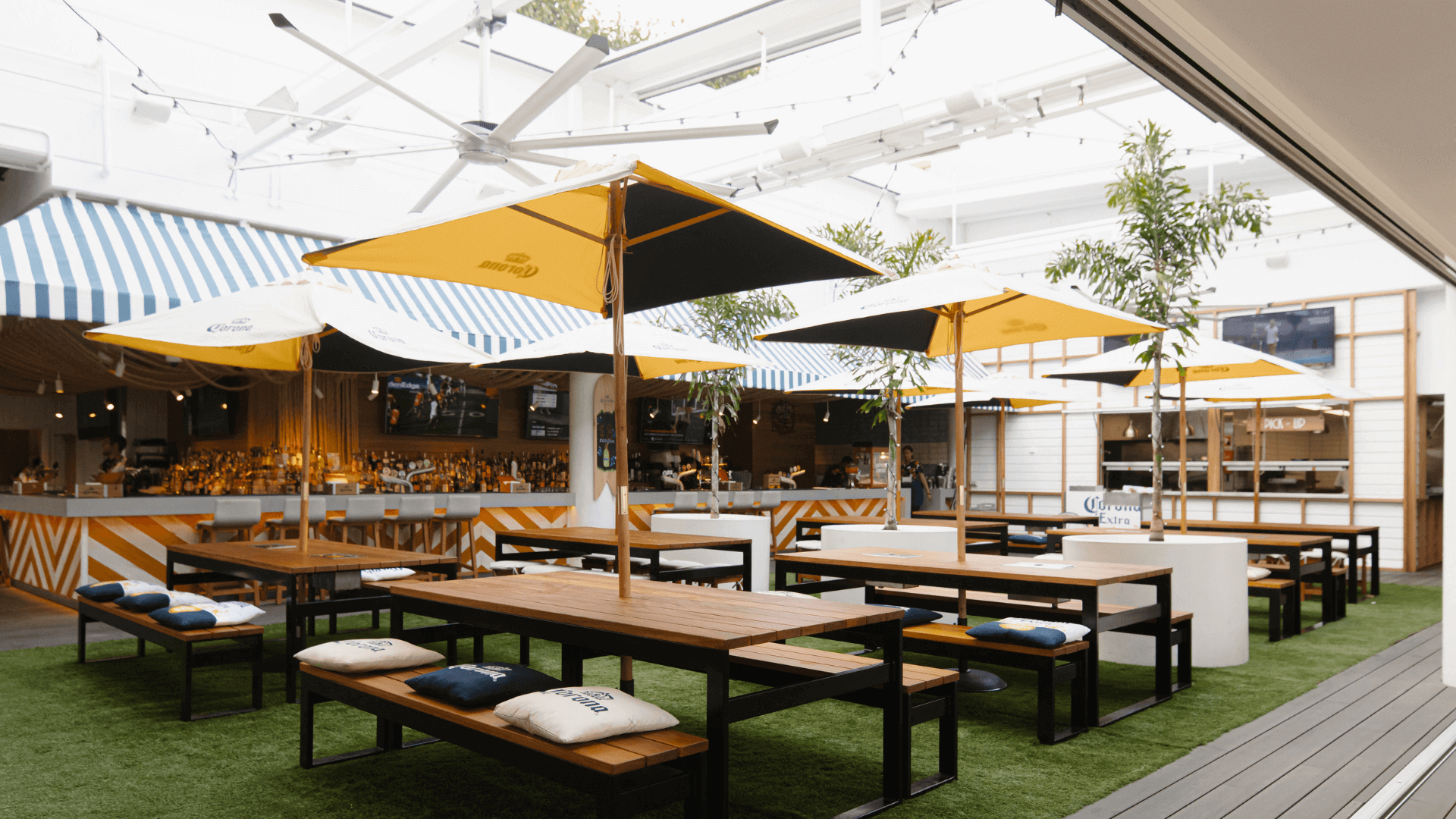 couple-walking-beach-sunrise-on-the-gold-coast