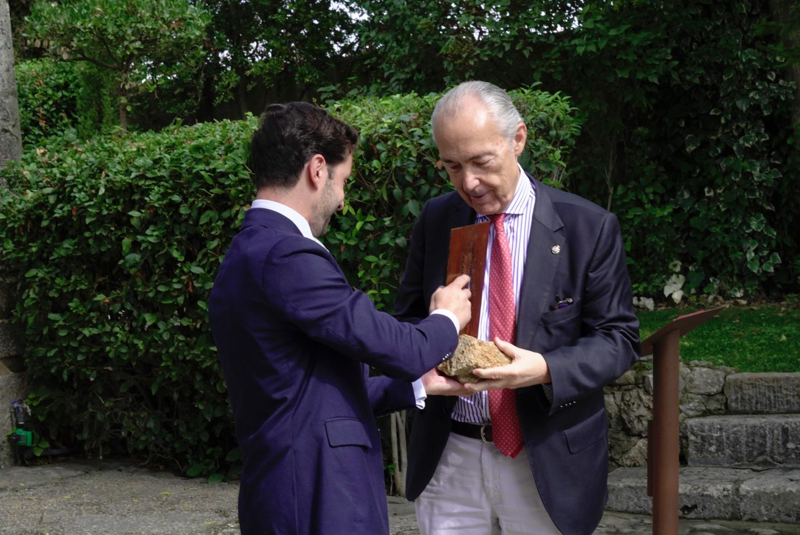 El poeta Luis Alberto de Cuenca recibe emocionado el Ciprés de Honor y se compromete con la Fundación Godofredo Garabito y Gregorio