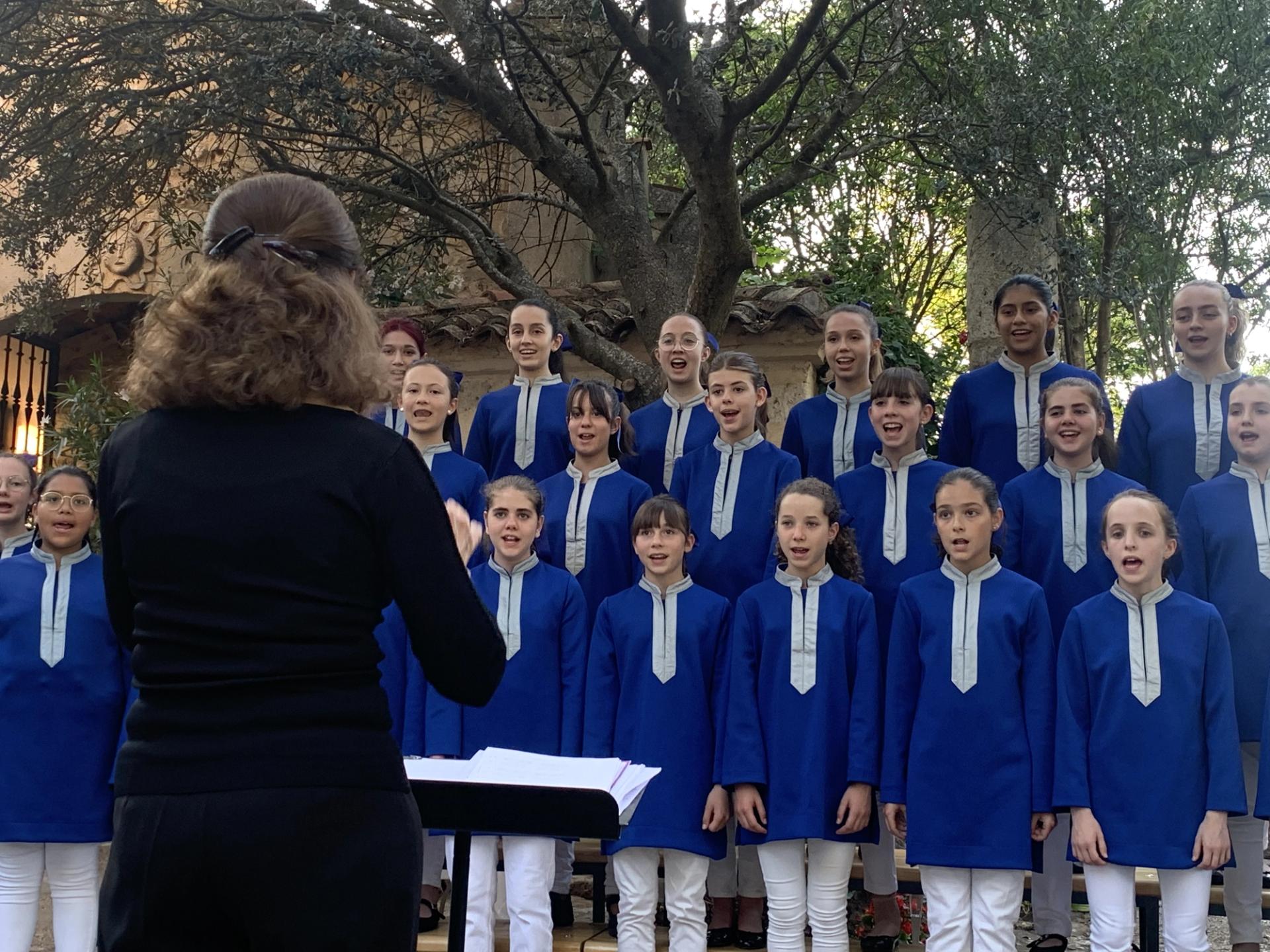 La Escolanía de Segovia despliega su talento joven en el jardín de La Mudarra