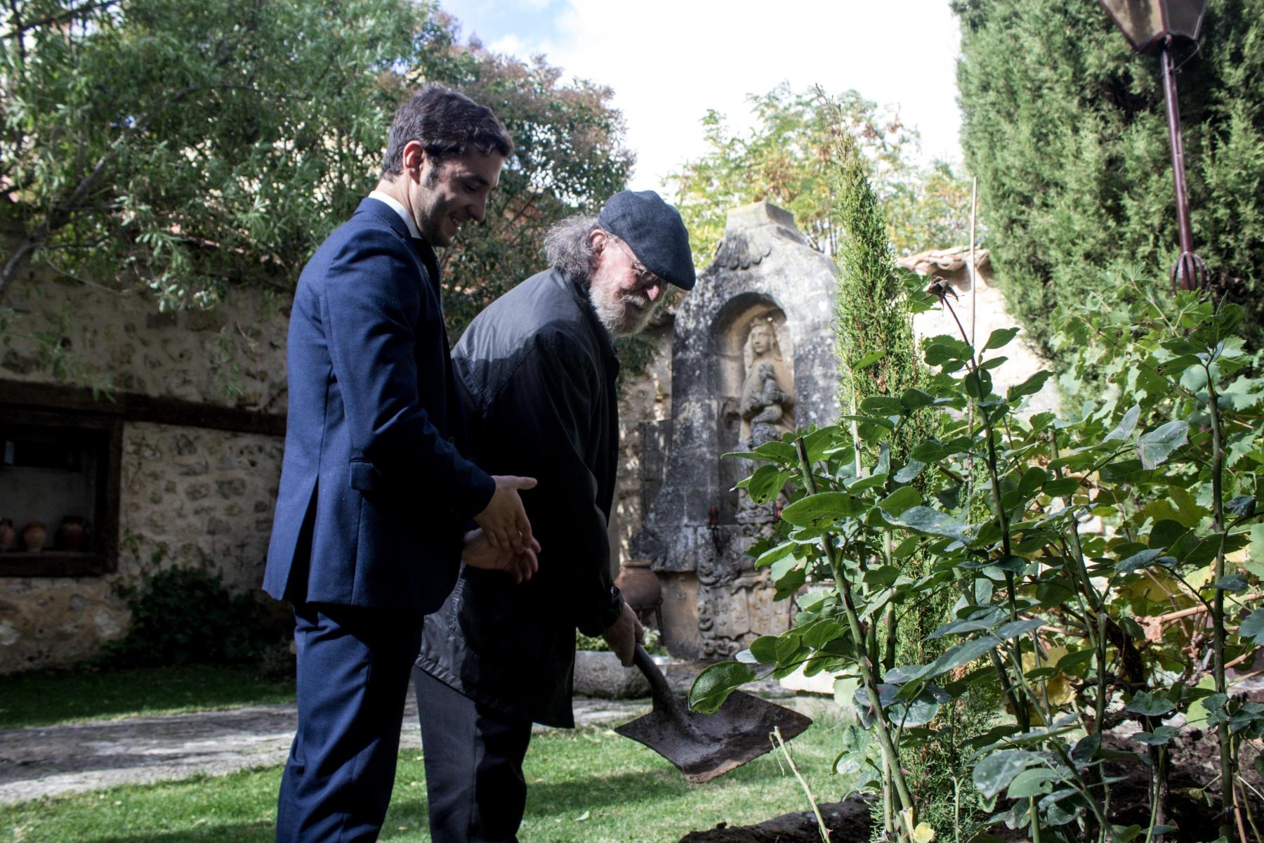 Joaquín Díaz inagura el “Huerto de los cipreses”