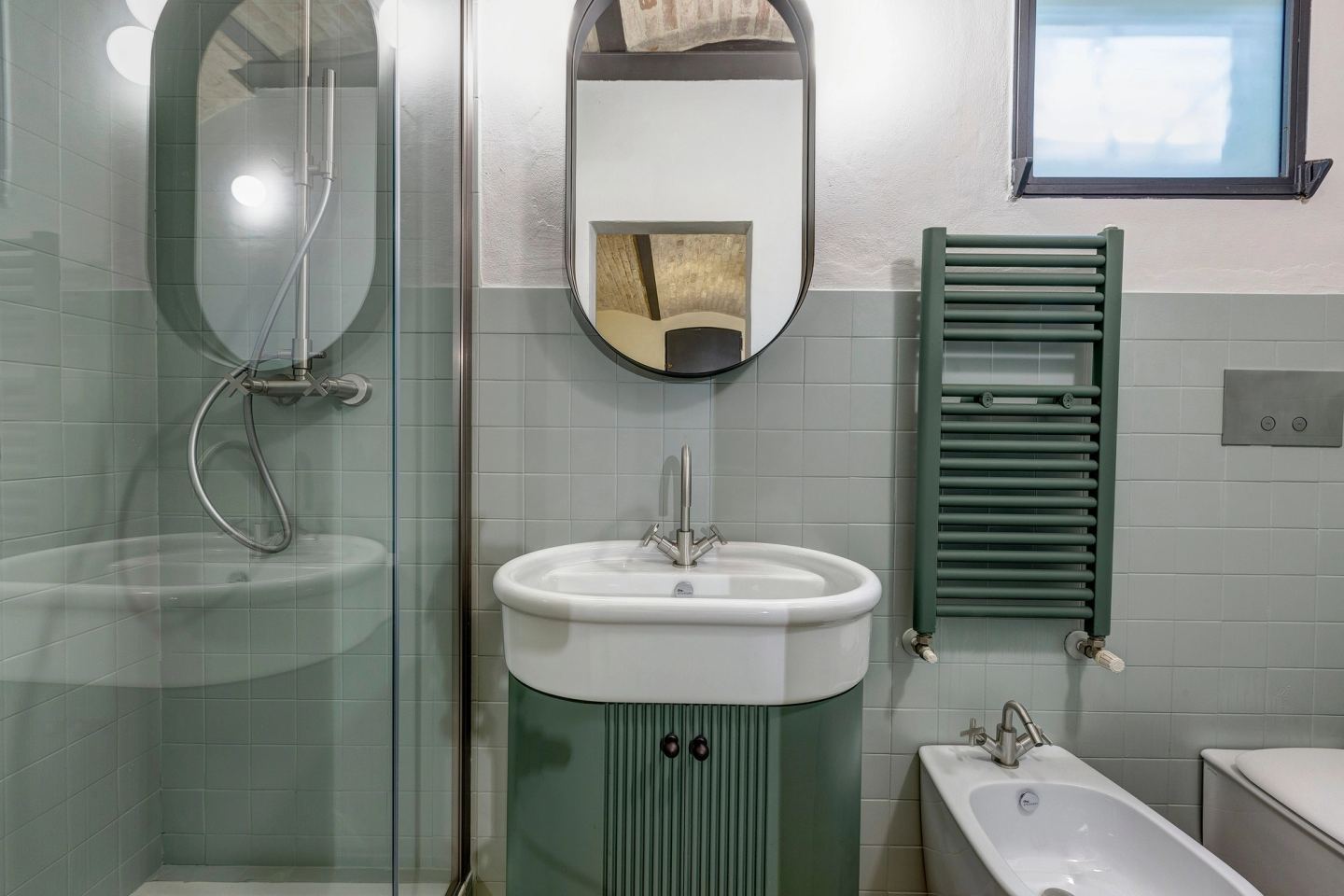 The small bathroom by the TV room: tiles and radiator painted green in micro-resin