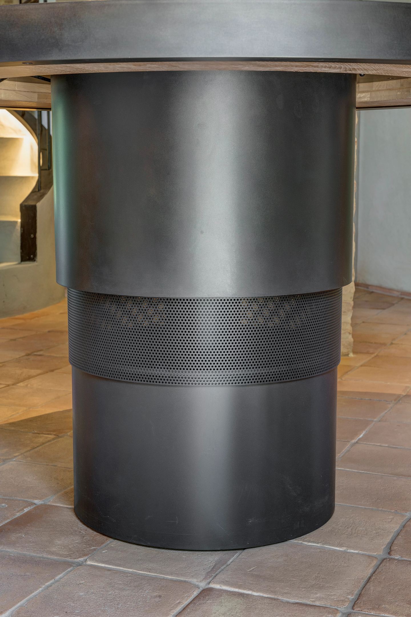 The drum base, knurled at the collar
