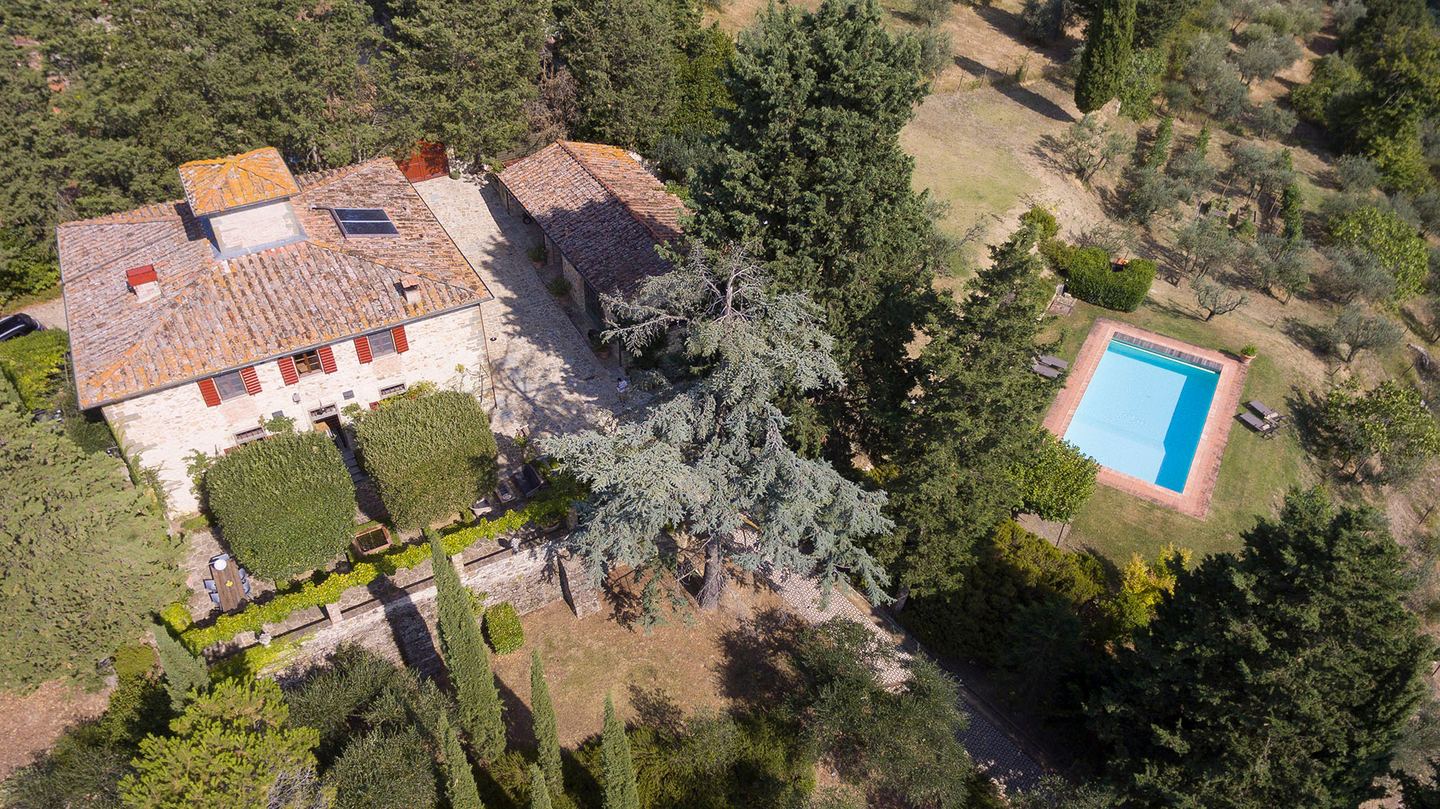 Corte, tetti e piscina insieme