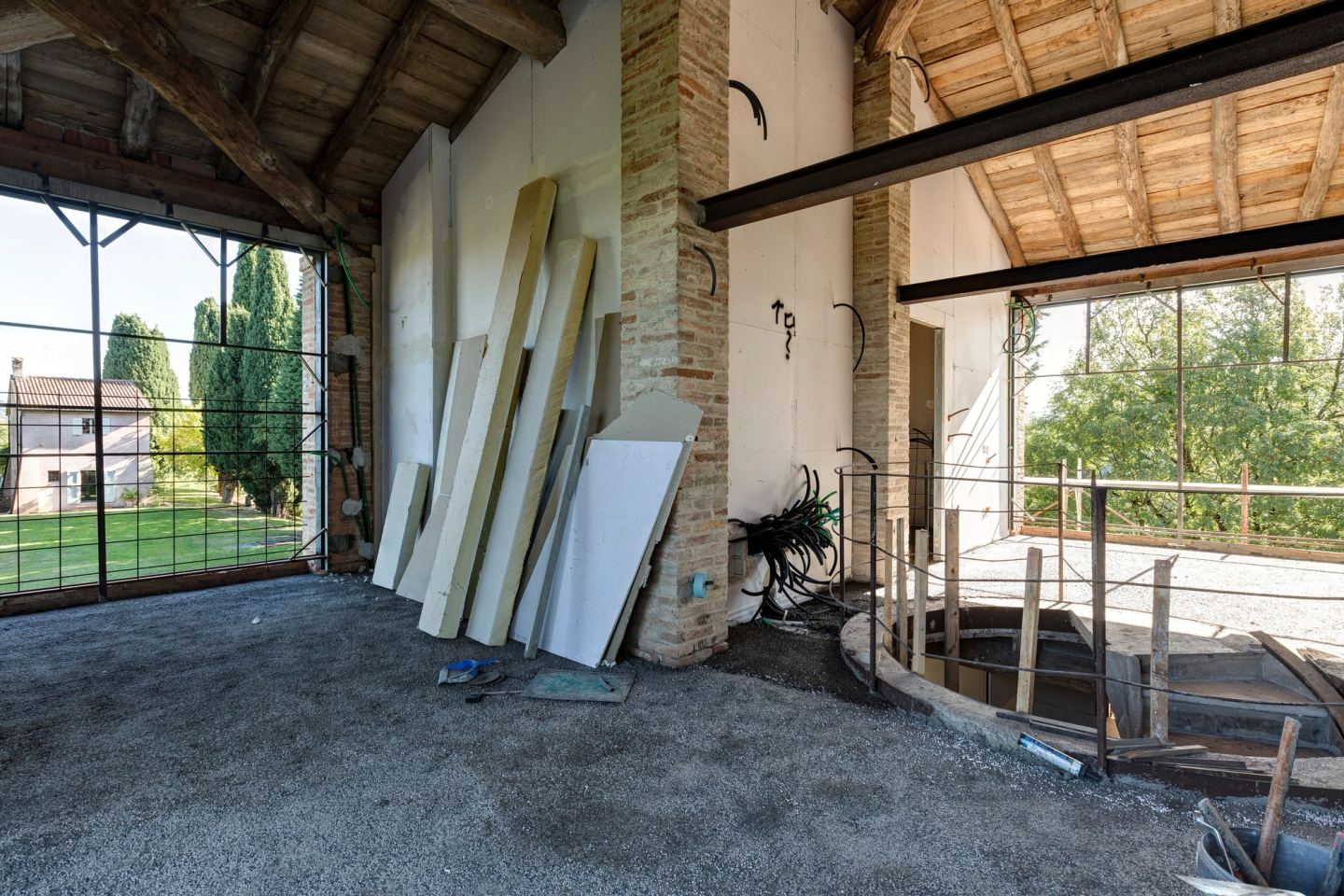 The upper floor opening onto the garden through the window frame