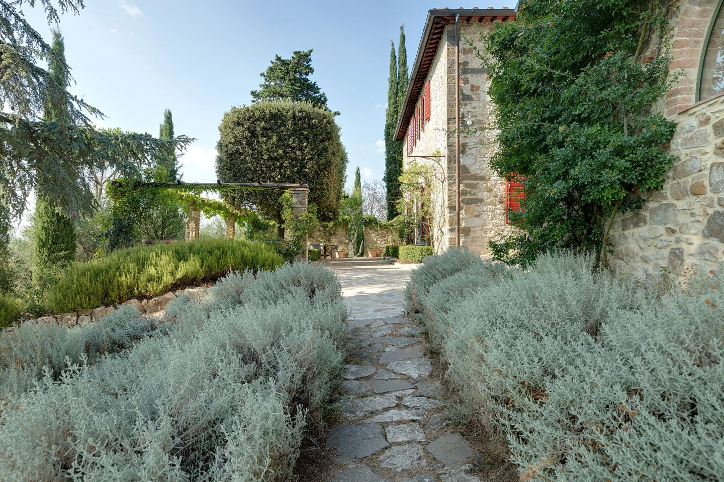 La lavanda ai due lati del sentiero