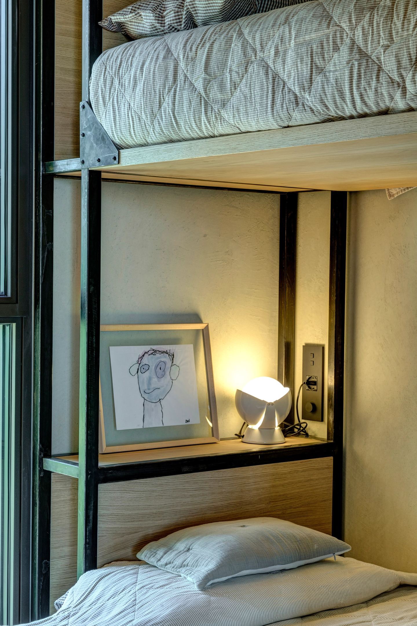 Il letto inferiore e i disegni sopra