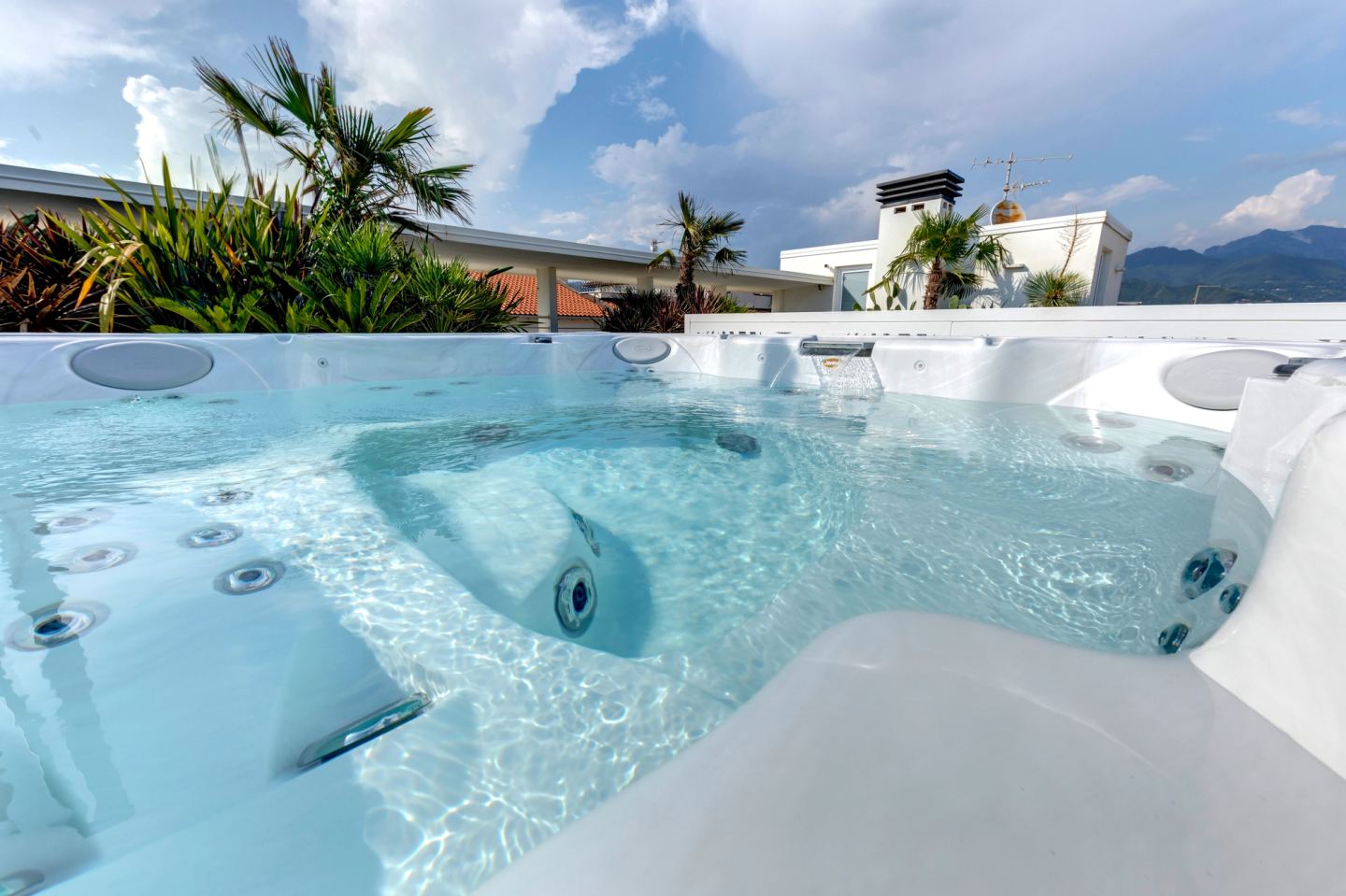 L'acqua ferma della spa, da vicino