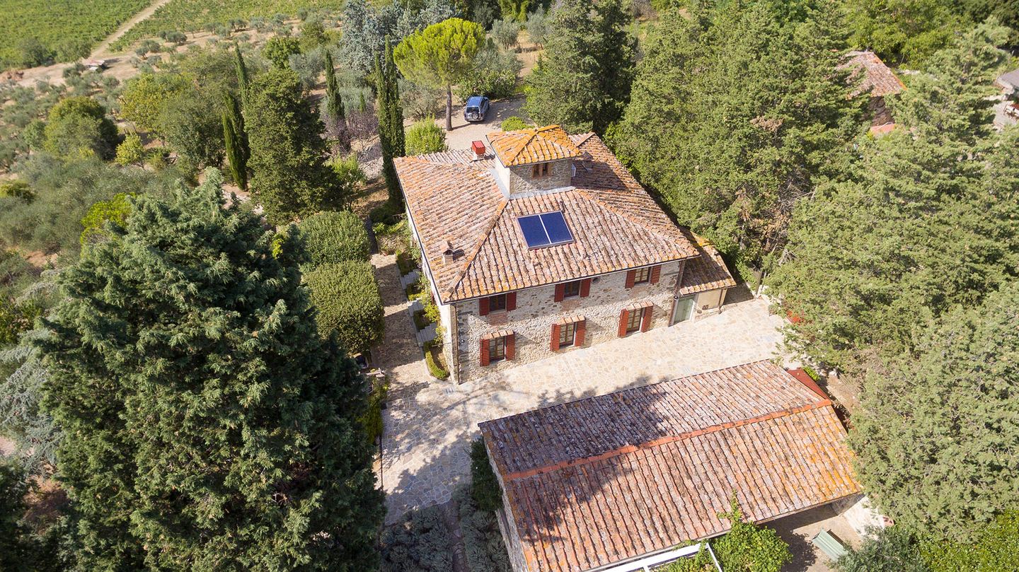 La casa trattenuta tra gli alberi