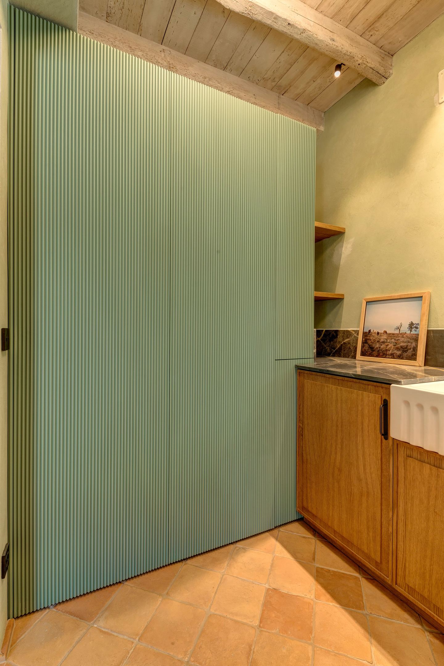 The panelling closed, the floor running under it