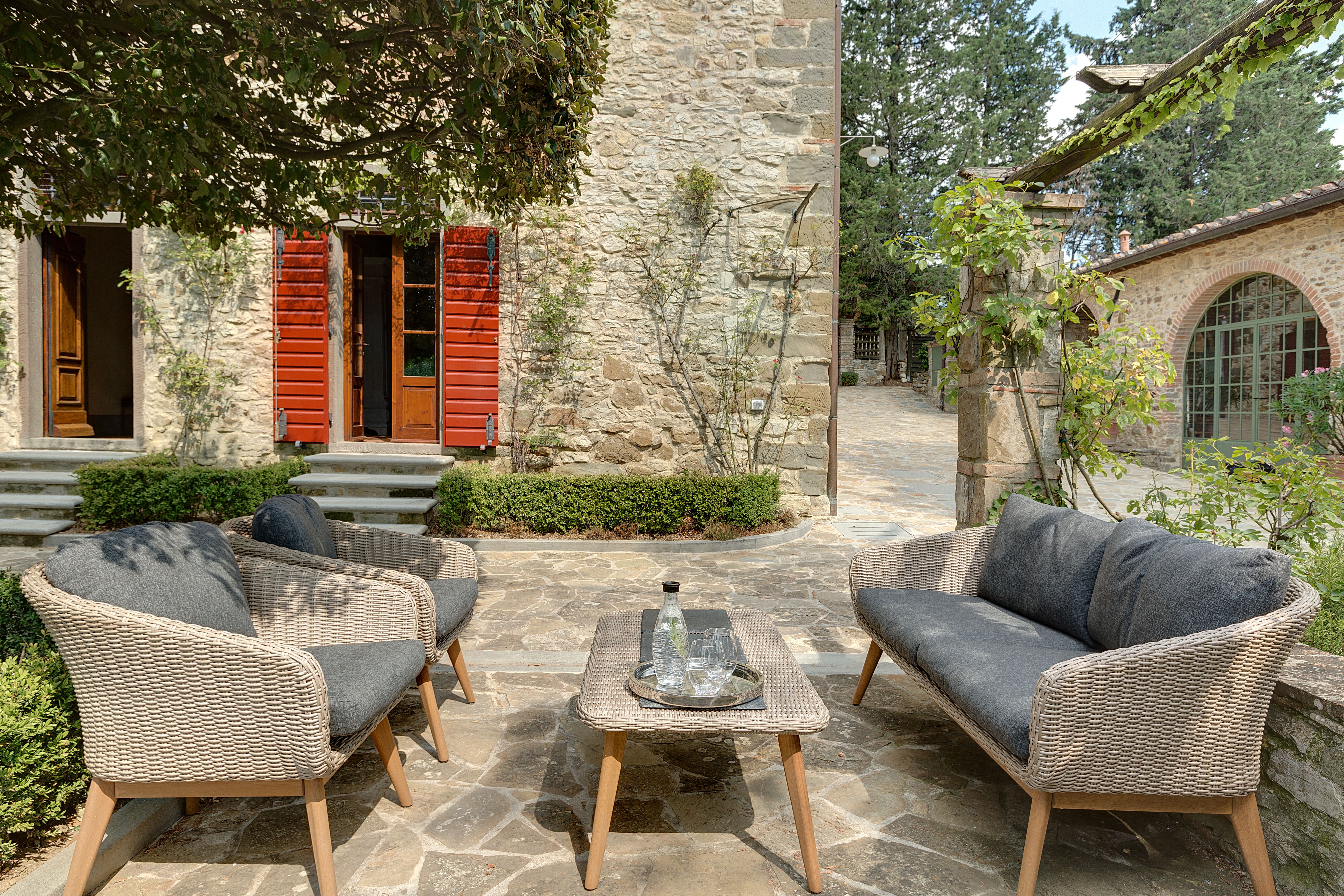 La zona relax accanto alla fontana della villa nel Chianti