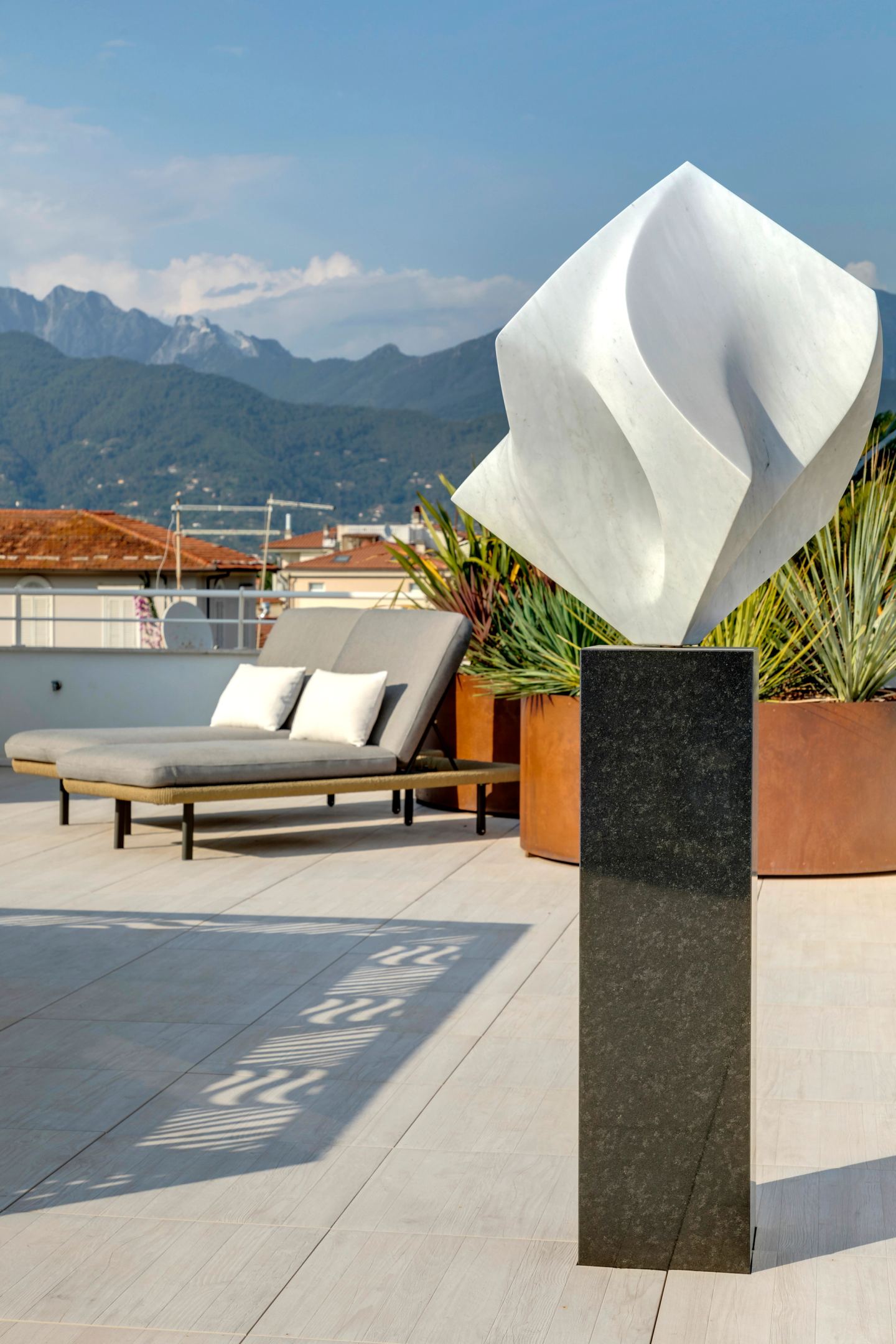 La scultura bianca sul basamento in pietra scura