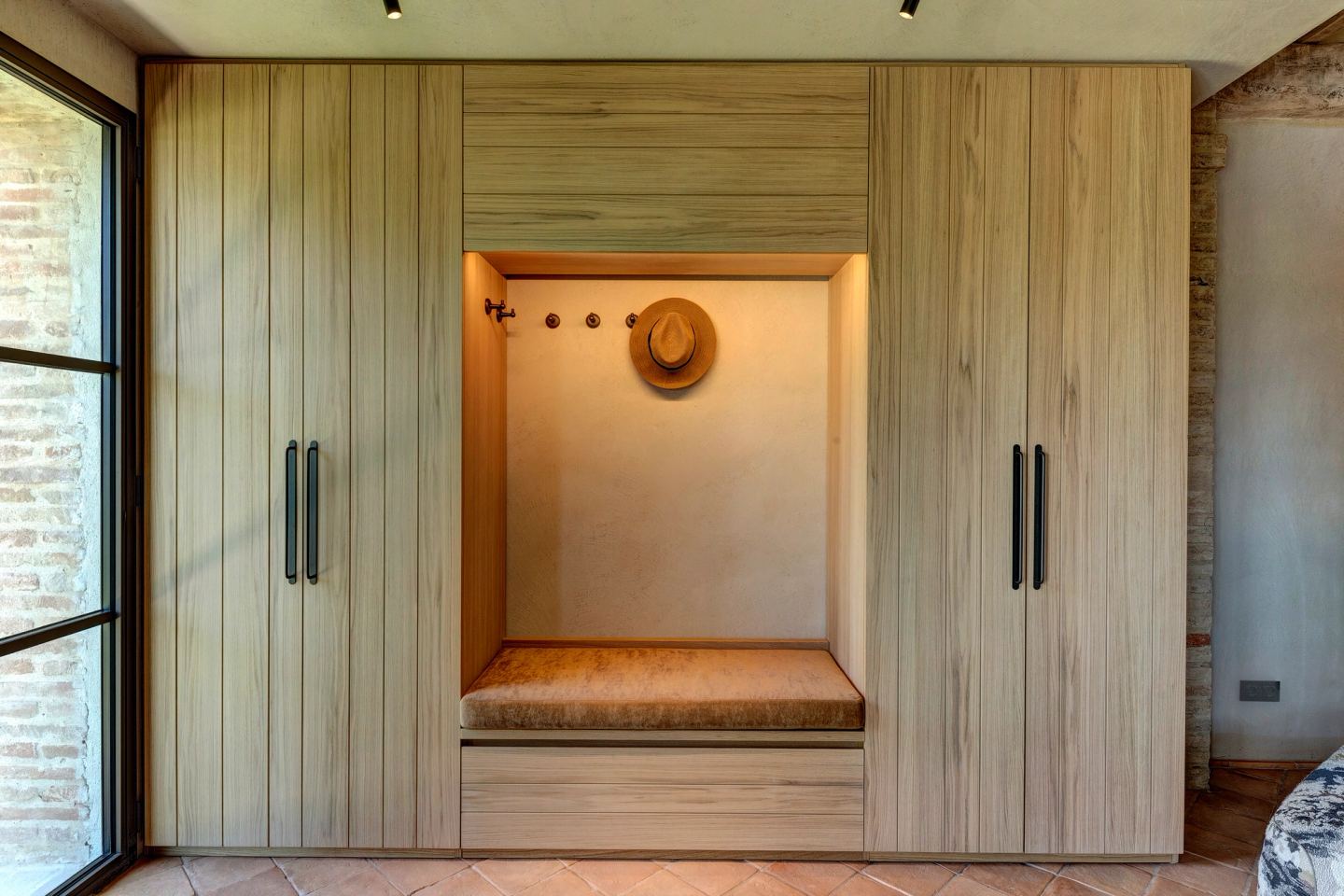 The entrance cabinet: pale oak, a bench in the niche