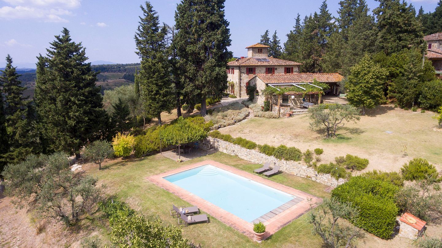 La proprietà dall'alto, piscina e prato
